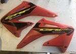 2002 Honda CRF450R Oem Rt & Lt Radiator Panels 19030-MEBA-6700-19035. Fixed Price $40.00.